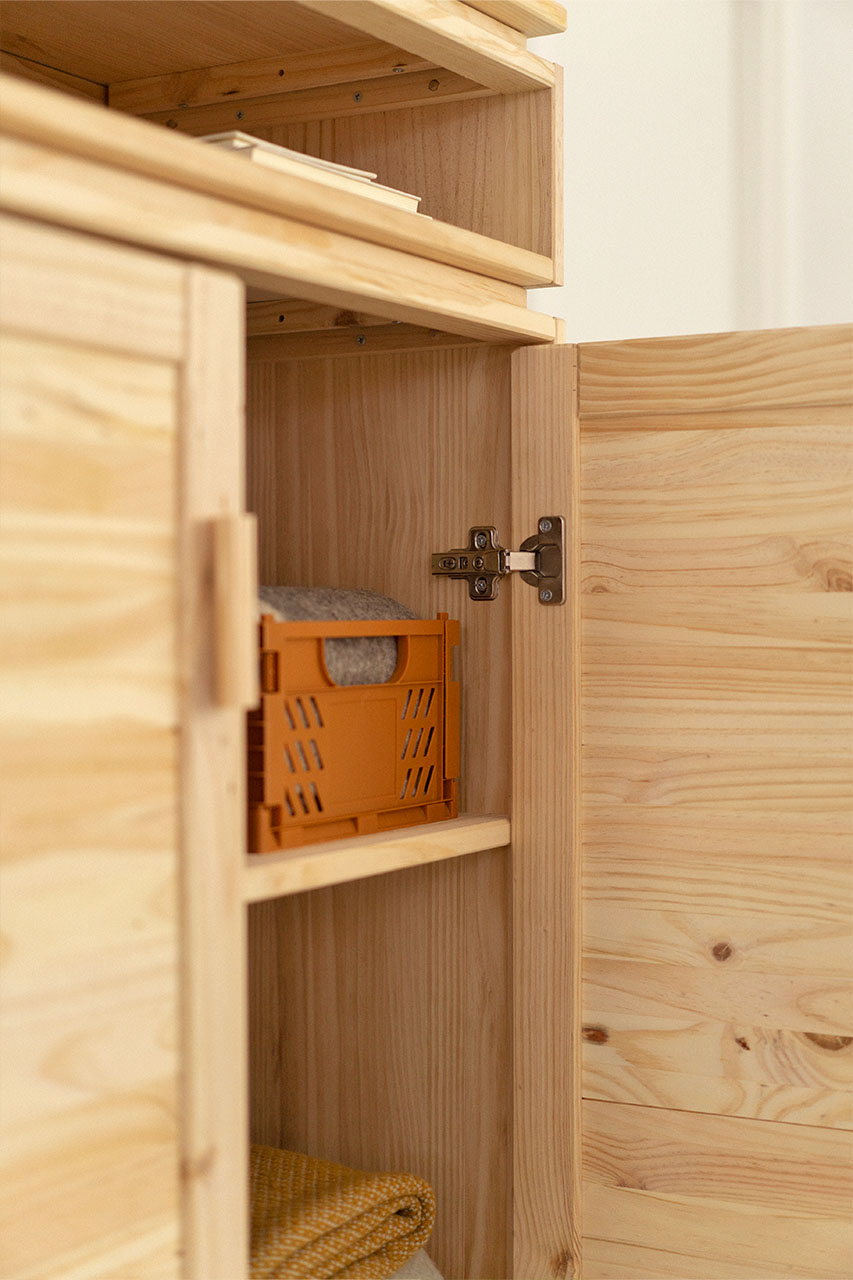 Imagen de ambiente 4 para:Armario de madera de pino para el recibidor